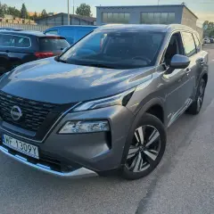 Szary Nissan Qashqai, idealny do rodzinnych wyjazdów. Sprawdź ofertę nissan leasing i ciesz się nowym autem!