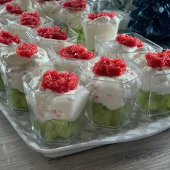 Une belle recette de verrine au saumon, avec des dés verts, une crème onctueuse et des œufs de poisson rouges.