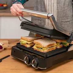 Grill elektryczny Götze & Jensen GL802X przygotowuje pyszne tosty z serem i warzywami.