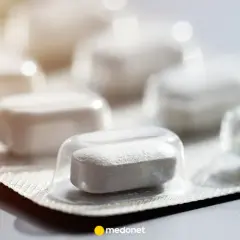 Białe tabletki w blistrze, gotowe do złagodzenia bólu. Skudexa na co? Na ból głowy, mięśni i stawów.