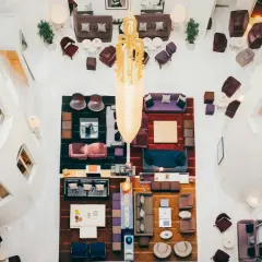 En elegant lobby med soffor och fåtöljer i olika färger, perfekt för en nobis brunch.
