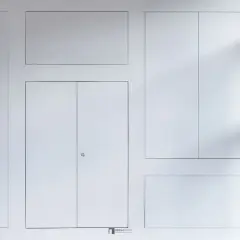 Pannelli a filo muro con ante in cartongesso, un design minimalista che nasconde accessi e vani.