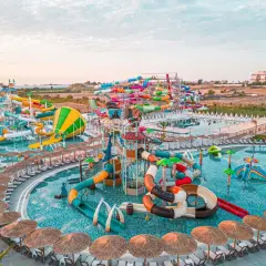 Kolorowy park wodny, pełen zjeżdżalni i basenów, to prawdziwy **dream fun world** dla całej rodziny.