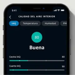 App móvil muestra "Calidad del Aire Interior" con IAQ de 80, "Buena". Detalla IAQ de cocina y cuarto.