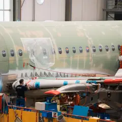 Arbeiter im Airbus-Werk montieren Flugzeugteile. Der Airbus-Tarifvertrag regelt die Arbeitsbedingungen.
