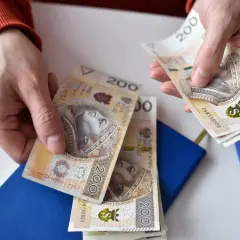 Ręce liczą banknoty 200 zł. Ile godzin nocnych w miesiącu można za nie opłacić?