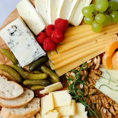 Assaggio di formaggi del nord Italia: blu, brie, stagionato, con frutta, noci e pane.