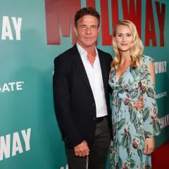 Dennis Quaid z żoną na premierze filmu "Midway".