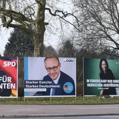 Plakate für die Wahl: SPD wirbt mit Kanzler für stabile Renten, CDU mit starkem Kanzler für Deutschland, Grüne für Frieden, FDP für Wohlstand durch Wirtschaftswachstum.