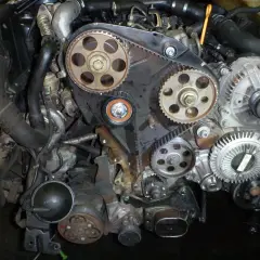 Silnik 1.9 TDI w trakcie wymiany rozrządu. Sprawdź wymiana rozrządu 1.9 tdi koszt, by dowiedzieć się więcej o naprawach.