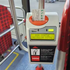 Biletomat w Barcelonie. Aby dowiedzieć się, jak poruszać się po barcelonie, wystarczy skasować bilet.