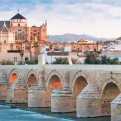 El Puente Romano cruza el Guadalquivir hacia la Mezquita de Córdoba, un monumento histórico.