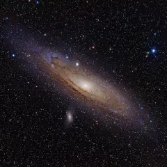 Andromedagalaxen, en spiralgalax, lyser upp natten. Hur långt bort ligger andromedagalaxen? Miljontals ljusår.