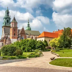 Wawel cennik: malowniczy widok na zamek i katedrę z zielonymi ogrodami i brukowanymi alejkami.
