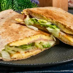 Pyszny pomysł na tortille: jajecznica, szynka i chrupiąca sałata zawinięte w ciepły placek. Idealne na szybkie śniadanie lub lunch.