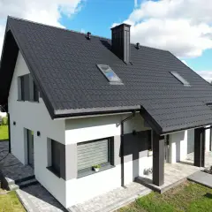Nowoczesny dom z czarną blachodachówką. Zastanawiasz się, jaka blachodachówka najlepsza? Ten dach wygląda świetnie!