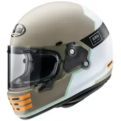 Kask Arai w kolorze piaskowym z białymi i zielonymi akcentami, z pomarańczowymi paskami na szczęce.