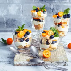 Erfrischendes Sommer Dessert mit Beeren und Kumquats, perfekt für die Grillparty.