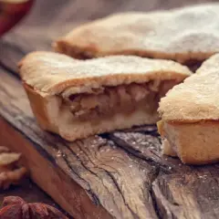 Czym zagęścić jabłka do szarlotki, aby uzyskać idealną konsystencję?