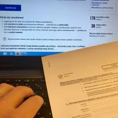 Zamelduj się online, nawet bez odbioru dokumentów. Na ekranie laptopa formularz zgłoszenia pobytu stałego.
