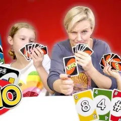 DOS vs UNO: Jak grać w DOS? Poznaj zasady i wygrywaj!