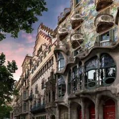 Fassade des Casa Batlló in Barcelona, ein Meisterwerk der Jugendstil Architektur mit organischen Formen und bunten Mosaiken.