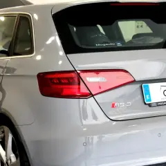 Audi RS 3 gris, listo para aumentar caballos con su motor de gasolina.