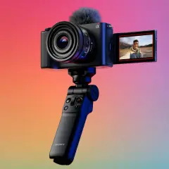 Kompaktowy aparat Sony zve1 z mikrofonem i uchwytem, gotowy do nagrywania vlogów.