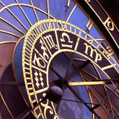 Złoty **rak znak zodiaku** na zabytkowym zegarze astronomicznym.