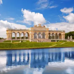 Pałac Schönbrunn, idealne miejsce na spacer. Bilety do pałacu Schönbrunn warto kupić online, by uniknąć kolejek.