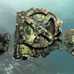Fragmenty starożytnego mechanizmu z Antykithiry, odkryte na dnie morza, ukazują skomplikowane koła zębate.