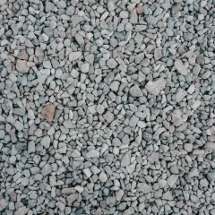Mnóstwo szarego żwiru, idealnego na podjazd. Zastanawiasz się, ile kosztuje tona żwiru?