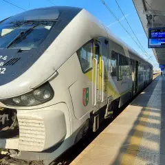 Pociąg SA139-032 na stacji, gotowy do odjazdu. Może właśnie zmierza w stronę zielonej góry w Szczecinie?