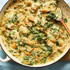 Un plat crémeux de poulet, champignons et épinards, garni d'aneth frais. Un délice à savourer !
