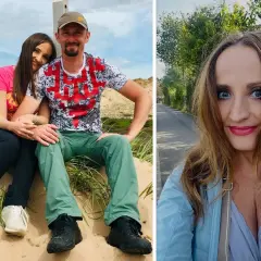 Justyna Dobrosz-Oracz z mężem i dziećmi na plaży. Uśmiechnięta para siedzi na piasku.