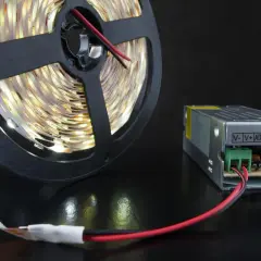 Taśma LED 12V na rolce i zasilacz z regulacją napięcia. Idealny zestaw do stworzenia nastrojowego oświetlenia.