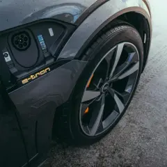 Zbliżenie na port ładowania i felgę Audi A3 e-tron. Elektryczna mobilność w nowoczesnym wydaniu.