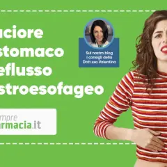 Donna con bruciore di stomaco e reflusso gastroesofageo. Scopri rimedi naturali immediati sul blog.
