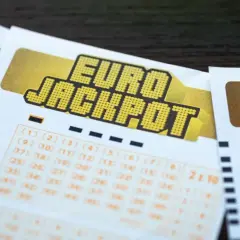 Kupony Eurojackpot leżą obok siebie. Dowiedz się, jak sprawdzić kupon Eurojackpot i czy wygrałeś!