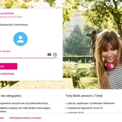 Logowanie do tmobile bankowe. Młoda kobieta z słuchawkami na szyi uśmiecha się na tle parku.