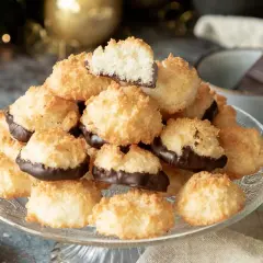 Saftige Kokosmakronen mit Schokoladenboden, perfekt für das nächste Weihnachtsfest. Ein einfaches kokosmakronen rezept saftig.