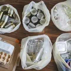 Work in progress: segregacja surowców wtórnych. Worek z puszkami, butelkami PET, kartonami i wytłoczkami po jajkach czeka na recykling.