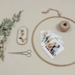 Materialien für einen Trockenblumenkranz: Zweige, Schnur, Fotos, Schere, Klammern.