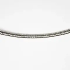 Tuyau tressé métallique, flexible pour eau chaude ou froide, avec raccords filetés.