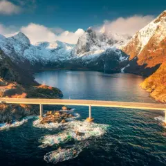 Mosty nad fiordem, ośnieżone góry, złote światło. Idealny czas na podróż do Norwegii to jesień, kiedy krajobraz jest tak piękny.