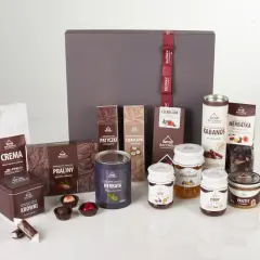 Zestaw produktów tradycyjnych Bacówka: kawa, praliny, czekolady, herbaty, miody, dżemy, syrop, pasztet i kabanosy.