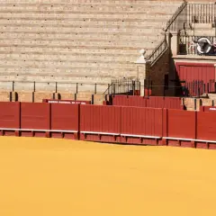 Arena de toros con gradas de ladrillo y barrera roja. Un detalle de la plaza de toros, de las plazas mas grandes del mundo.