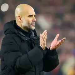 Pep Guardiola, jeden z najlepsi trenerzy piłkarscy, klaszcze na meczu.