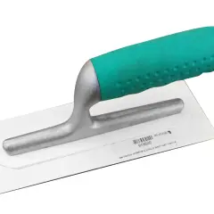 Frattazzo in plastica con manico ergonomico verde, ideale per lavori di finitura.