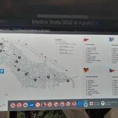 Mapa Błędnych Skał, labiryntu skalnych formacji w Górach Stołowych. Zobaczysz tu ścieżki, punkty widokowe i nazwy formacji, np. "Kurza Stopka".